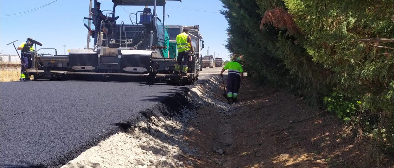 Operarios trabajan en la renovación del firme del camino Ruales de Toro