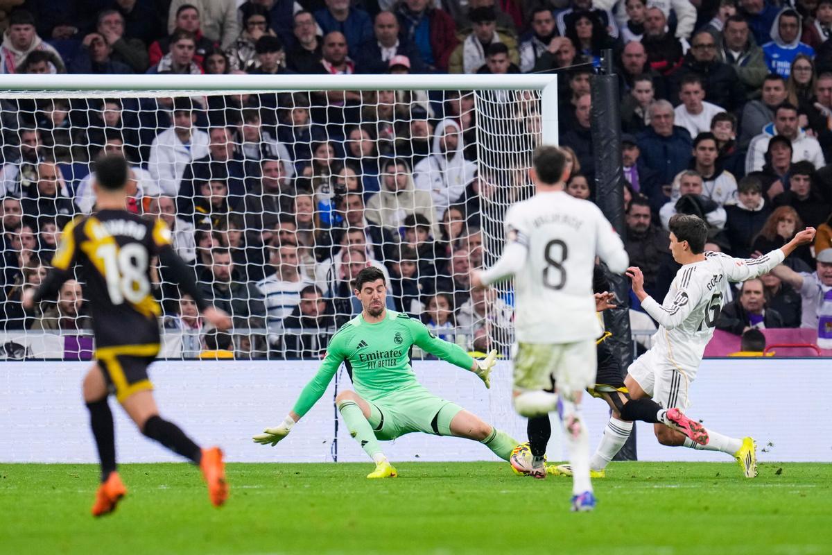 Thibaut Courtois intentya salvar una oportunidad del Rayo Vallecano en el partido ante el Madrid el Bernabéu