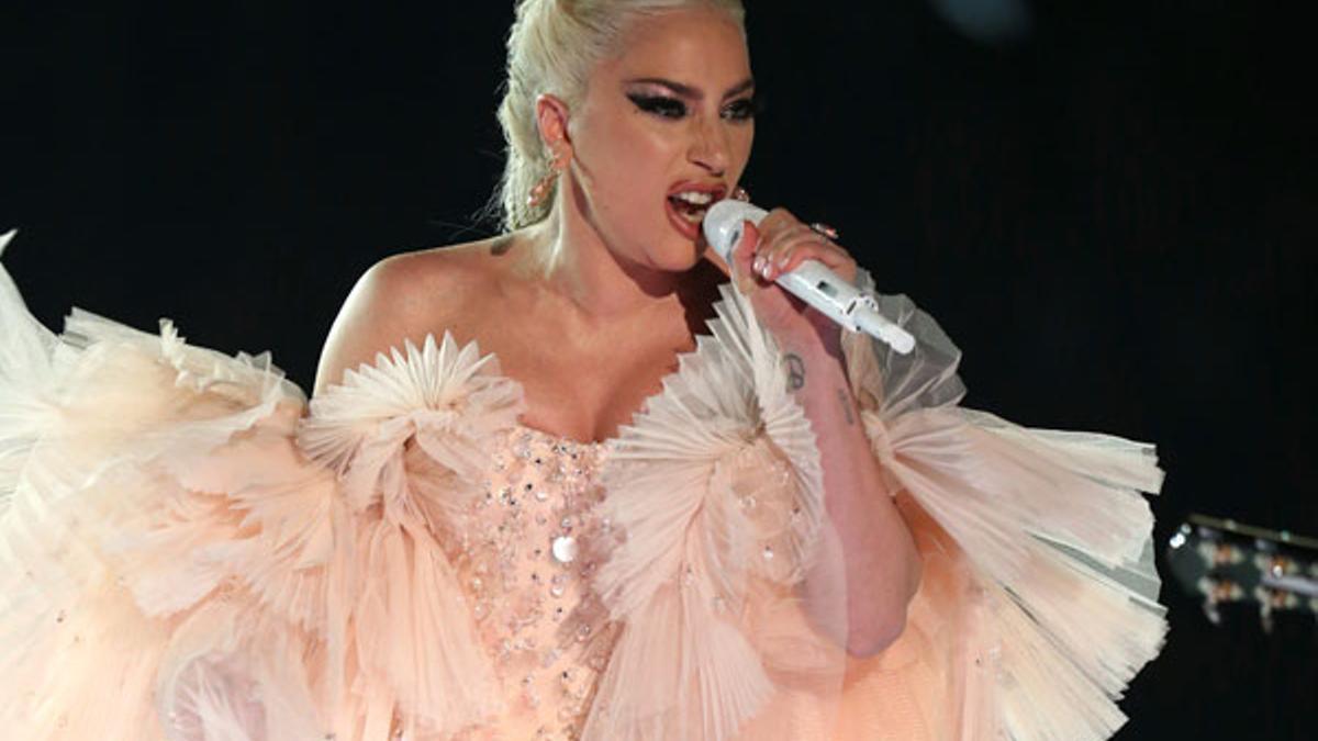 Lady Gaga sorprende con una trenza cosida en los Premios Grammy