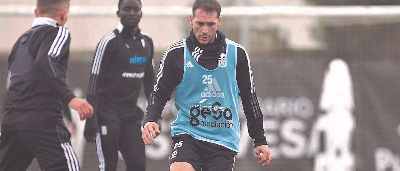 Sebastián Cristóforo, del FC Cartagena, durante una sesión de entrenamiento.  | PRENSA FC CARTAGENA