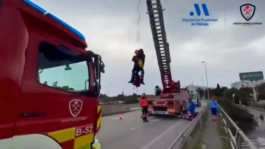 Rescatan a una conductora atrapada en un coche al cruzar un río en Estepona (Málaga)