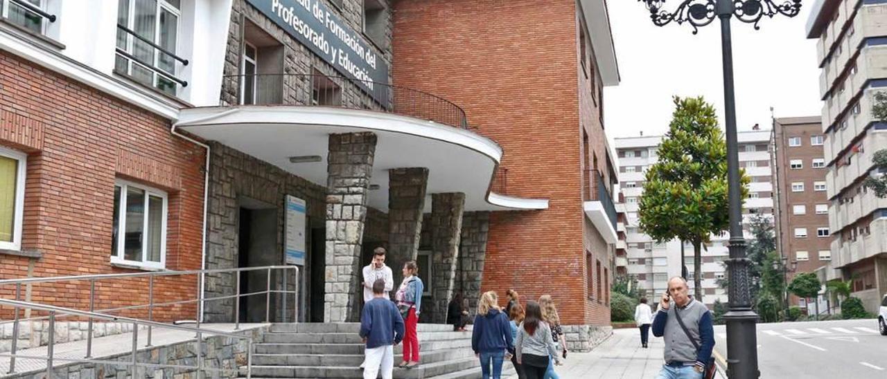 Acceso a la Facultad de Formación del Profesorado, en el campus de Llamaquique.