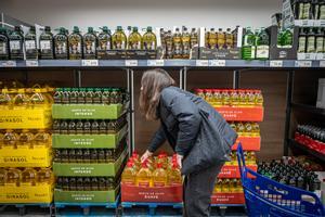 Frau de l’oli: Venda en quatre comunitats d’oli de llavors etiquetat com d’oliva