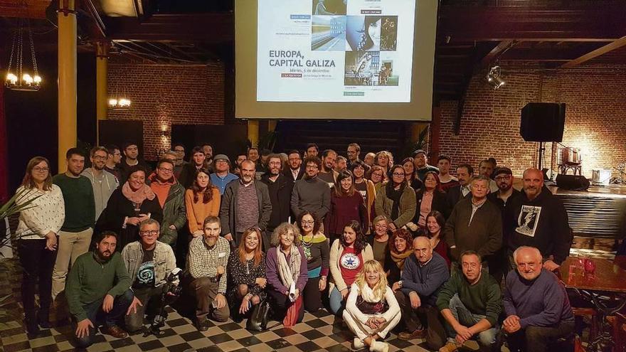 Delegación de representantes de la cultura gallega, ayer, en el centro gallego de Bruselas. // AGE