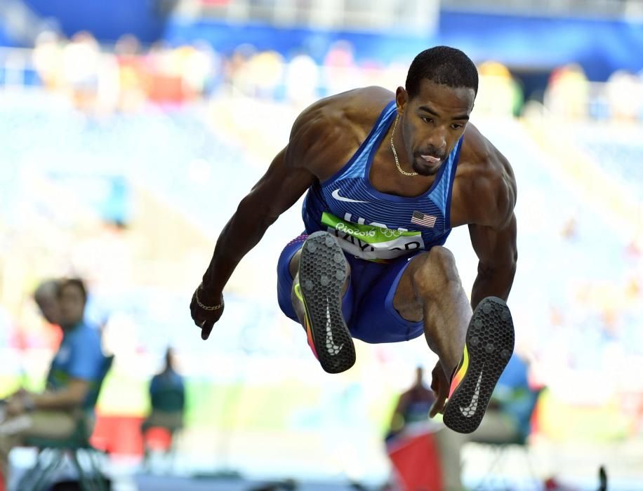 El americano Christian Taylor de EEUU compite en la clasificación del triple salto.