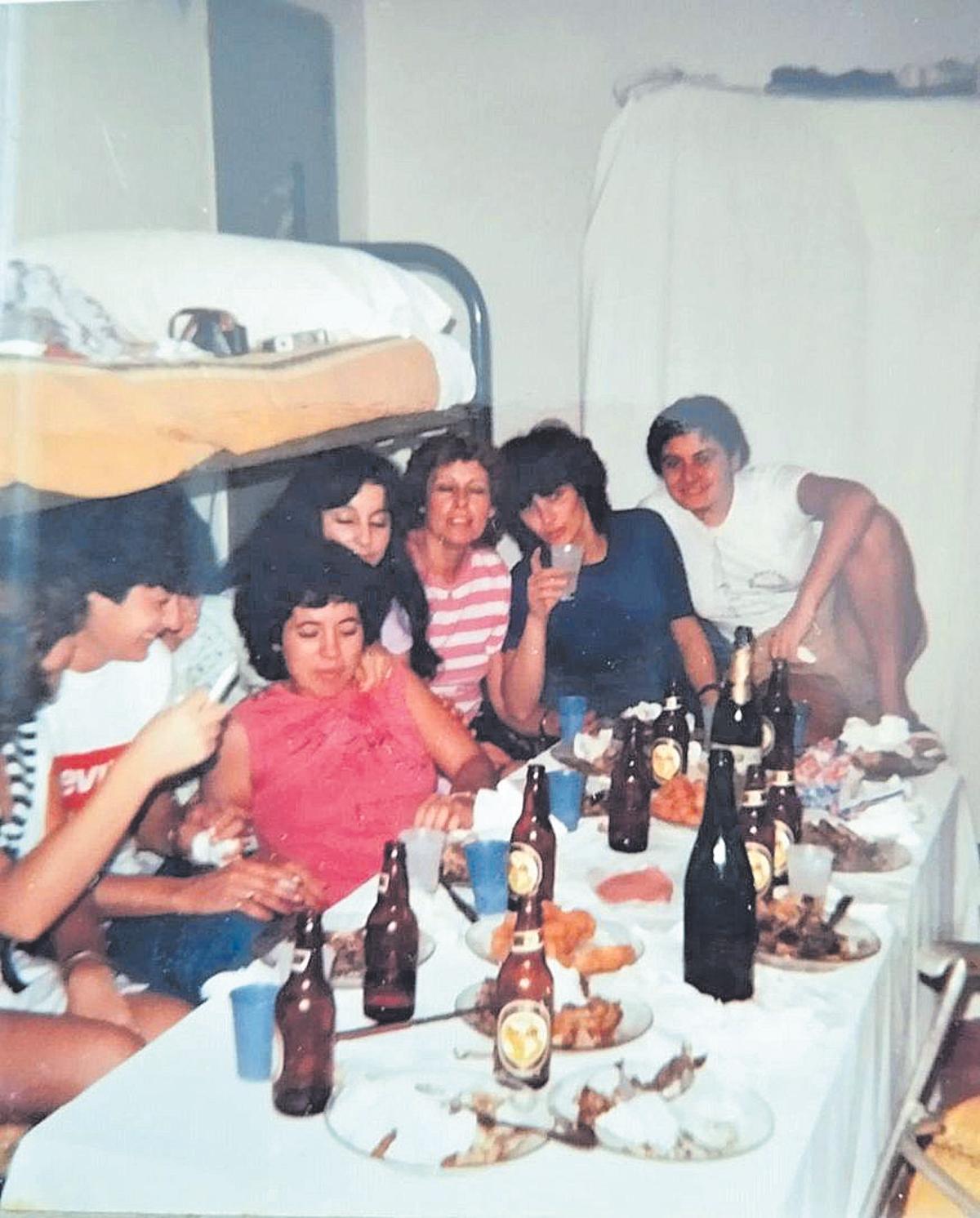 Una fiesta en el hotel Bergantín después de trabajar.