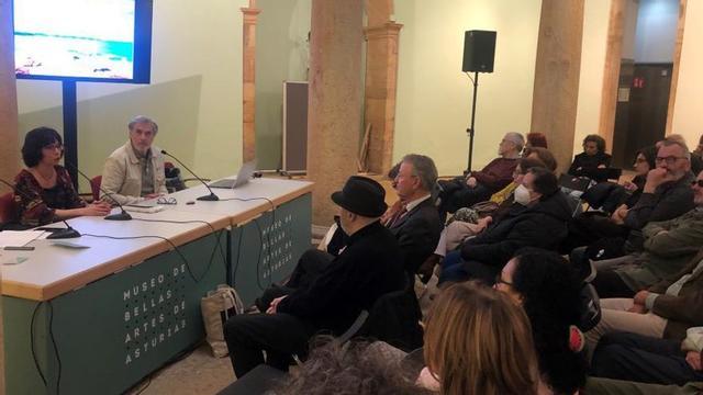 En la mesa, Rosario Neira y Adolfo Manzano, en el Bellas Artes.  | LNE