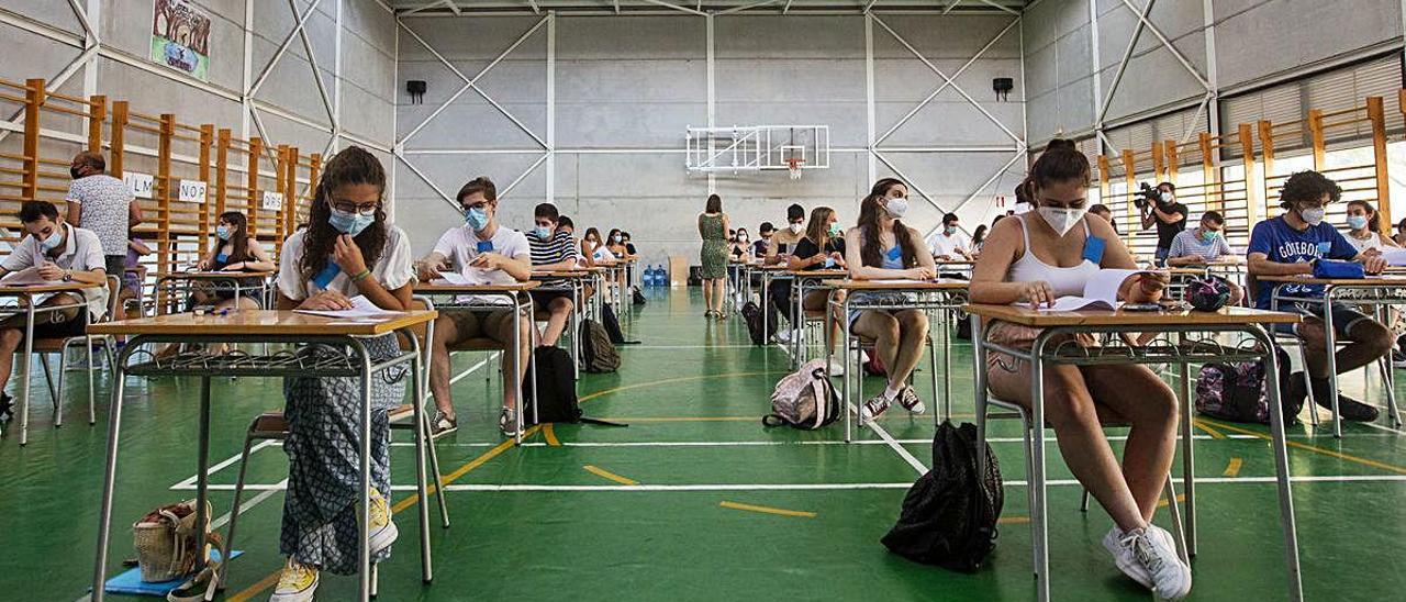 Pruebas de Acceso a la Universidad en un instituto adscrito a la Universidad de Alicante.