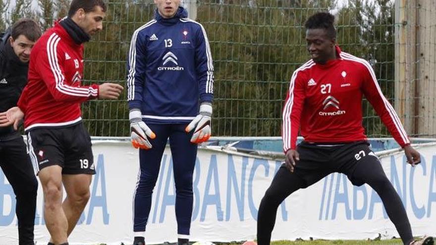 Jonny, Rubén y Pape, durante el entrenamiento de hoy en A Madroa. // R. Grobas