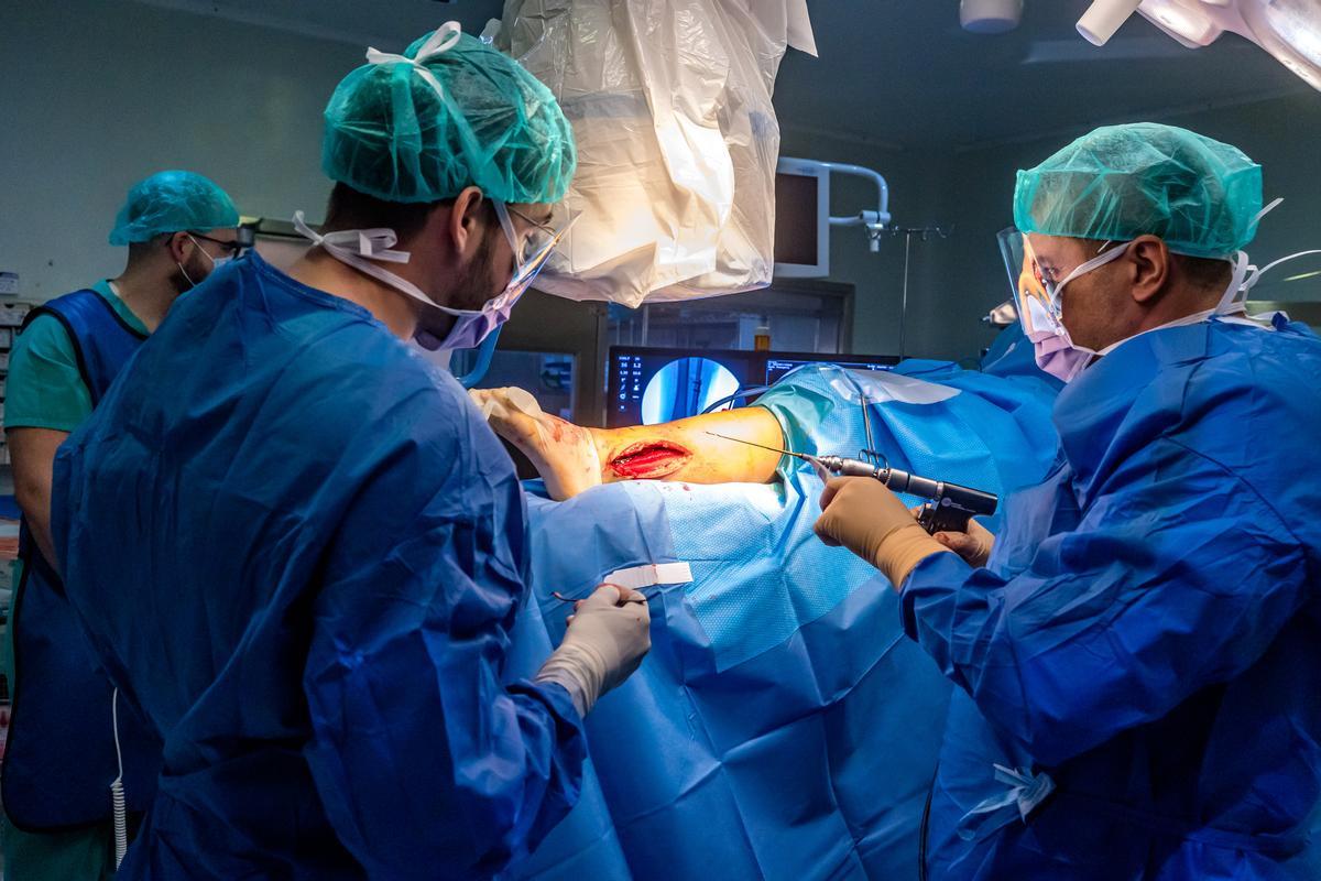 Una intervención quirúrgica en el Hospital de la Marina Baixa