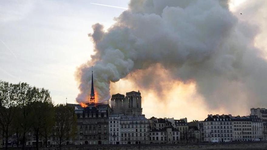 Un greu incendi destrueix el sostre i l&#039;agulla central de Notre Dame de París