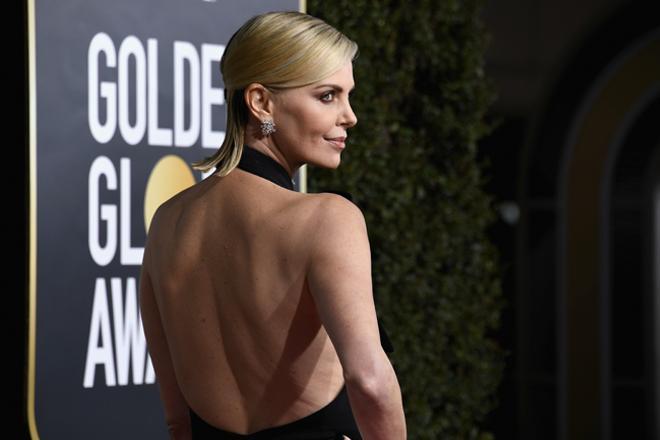 Globos de Oro 2019: Charlize Theron de Dior (espalda)