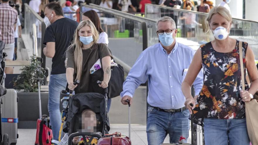 Llegada de turistas al aeropuerto de Palma.