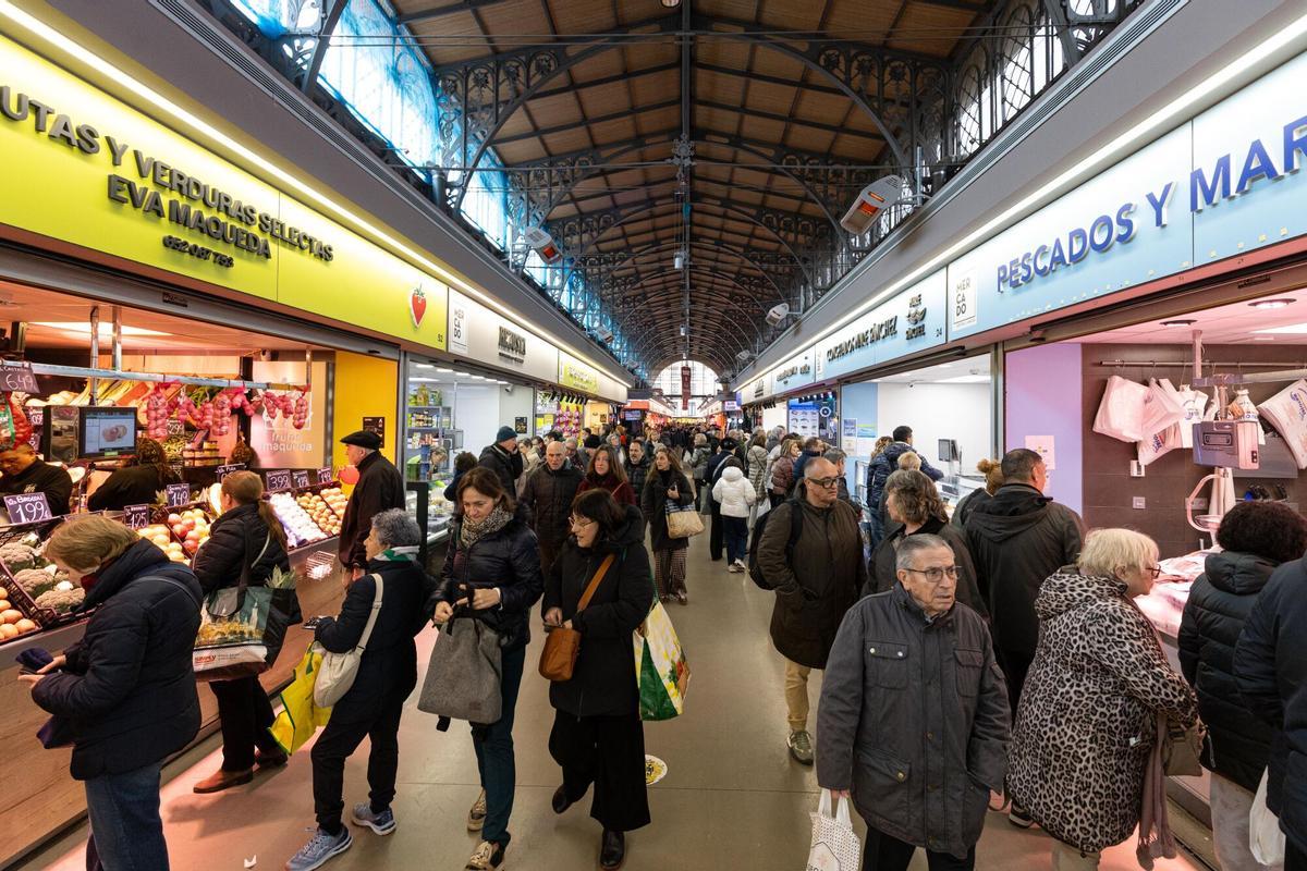 En imágenes | Llenazo en el Mercado Central para las últimas compras antes de Navidad