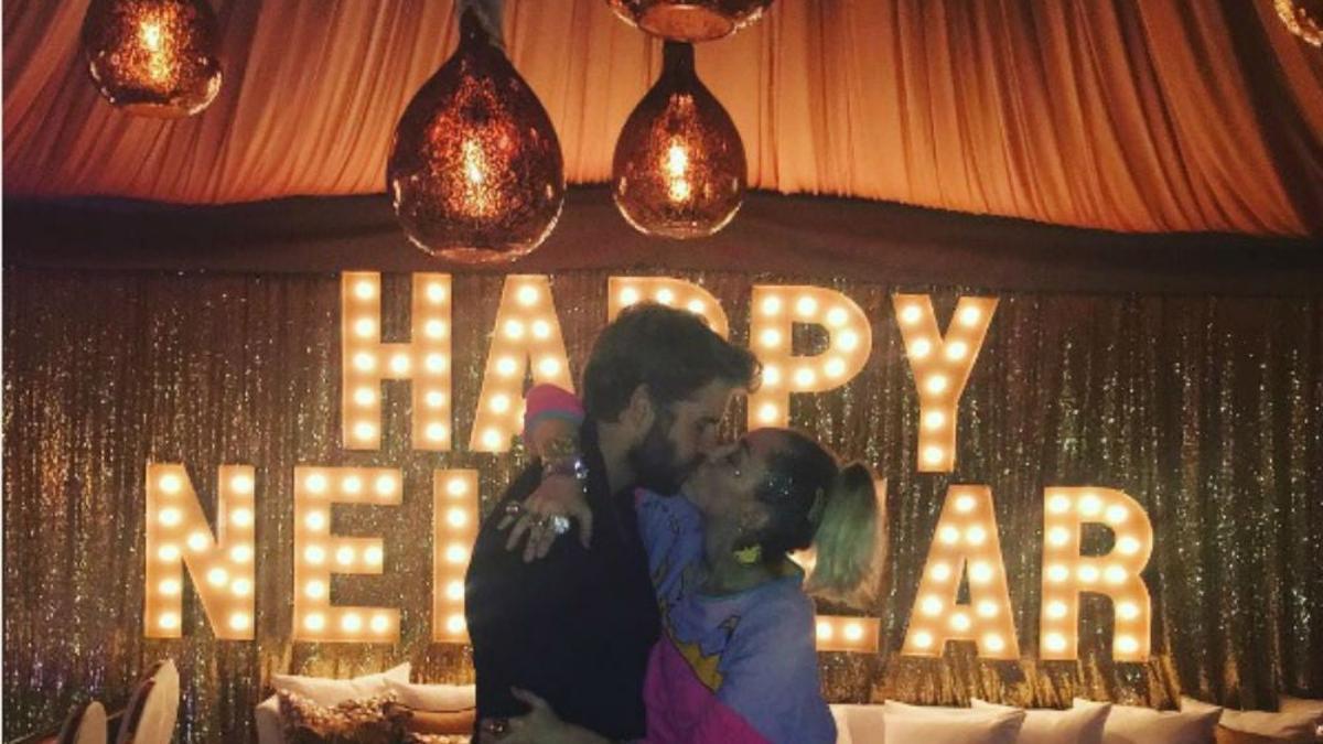 Liam Hemsworth y Miley Cyrus besándose en año nuevo