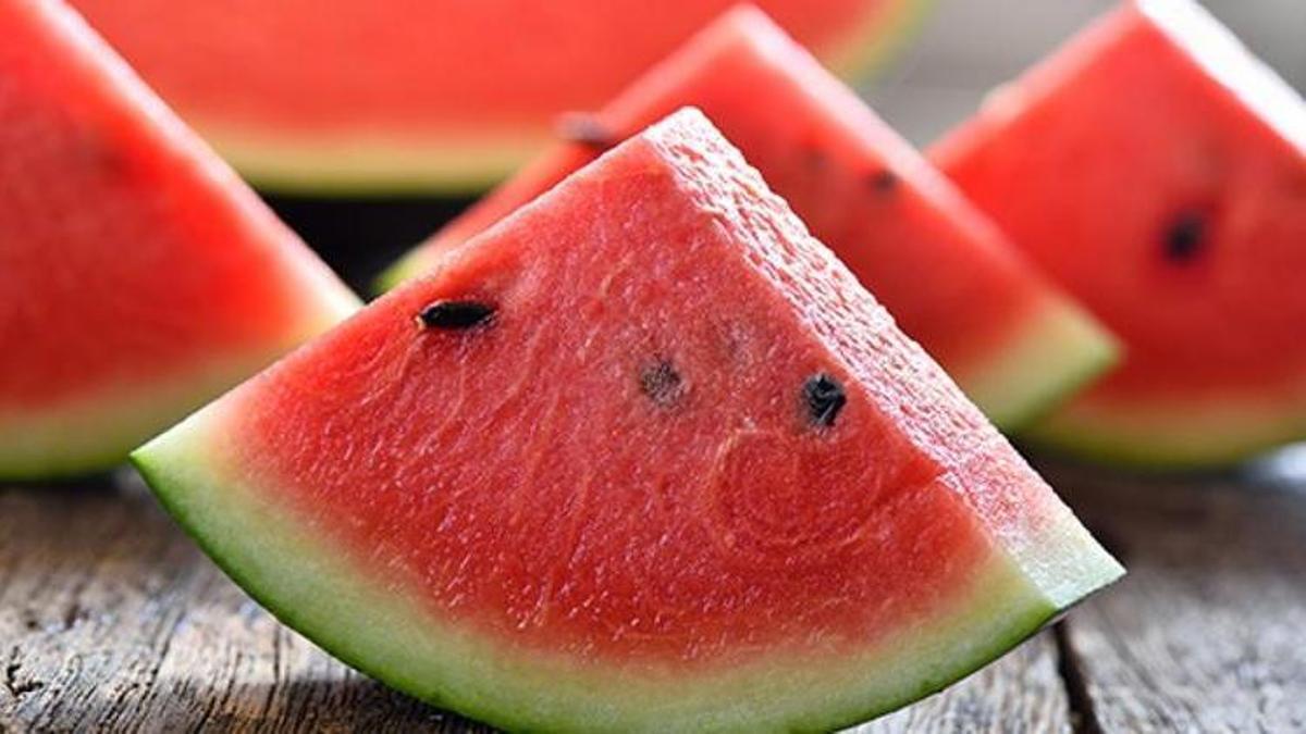 La sandía es una de las frutas más consumidas durante el verano por su sabor dulce, su frescura y su alto contenido en agua.