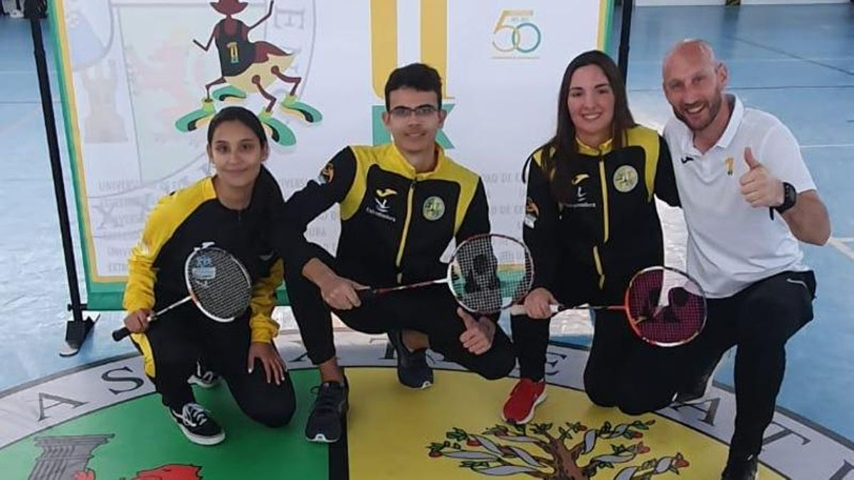 Los tres deportistas inscritos junto al técnico que los acompañará.