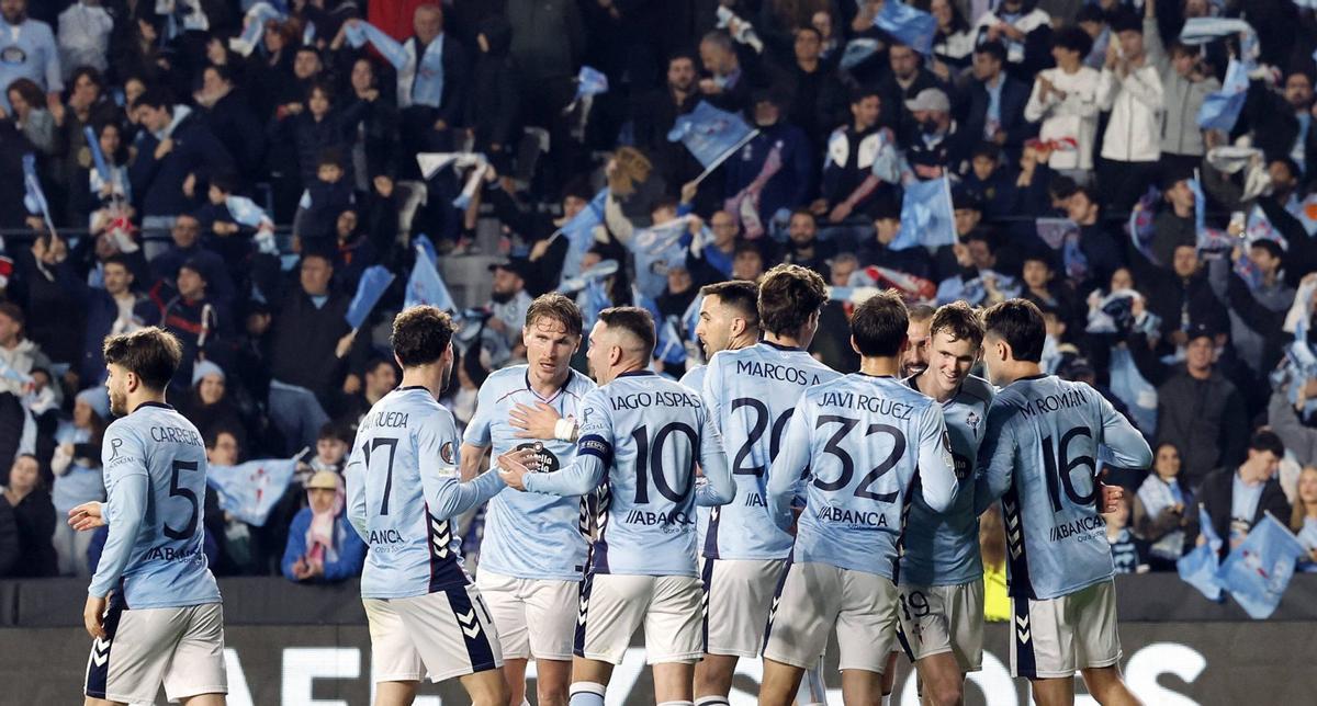 Los jugadores del Celta celebran el gol de Williot ante el PAOK.