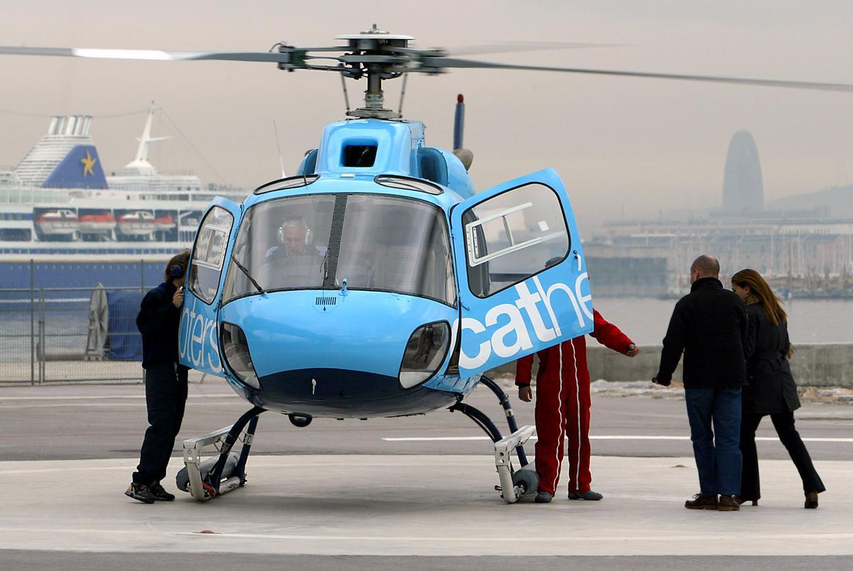 Uno de los aparatos de la empresa Cat Helicòpters, en 2004, a punto de realizar uno de sus servicios turísticos desde el puerto de Barcelona