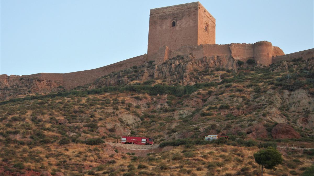 Vehículos de extinción de incendios en la carretera de circunvalación del Castillo, bajo la Torre Alfonsina, bien temprano este martes.