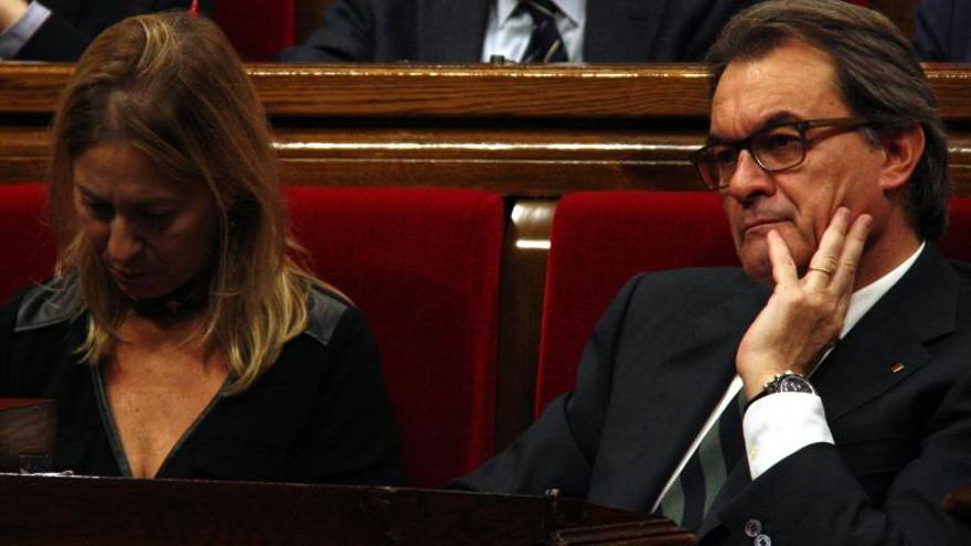 Artur Mas, acompanyat per la vicepresidenta Neus Munté, en un moment del debat d&#039;investidura.