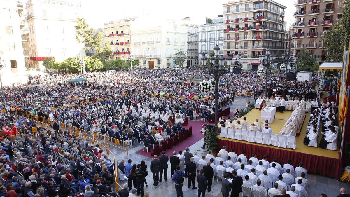 La misa d&#039;Infants, en su formato tradicional, sin restricciones, llena la plaza.