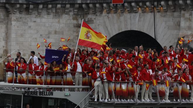 La delegación española desfilando en barco por el río Sena, durante la ceremonia de inauguración de los Juegos Olímpicos de París 2024