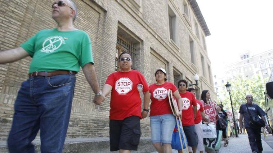 Cientos de personas rodean la sede de la DGA por la &quot;dignidad&quot;