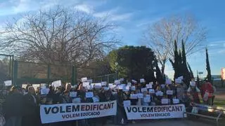 "En ruinas no se estudia": Docentes y alumnado de 12 centros protestan por los recortes en la construcción de sus escuelas
