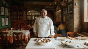 Antonio Cosmen, en el salón de la Cruz Blanca de Vallecas.