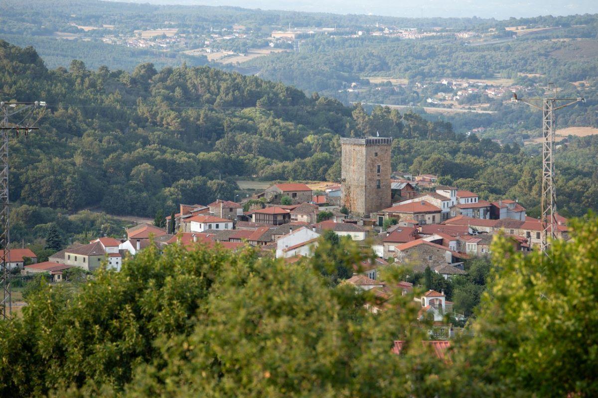 La Torre da Homenaxe domina la vista del pueblo y sirve como testigo de la historia local.