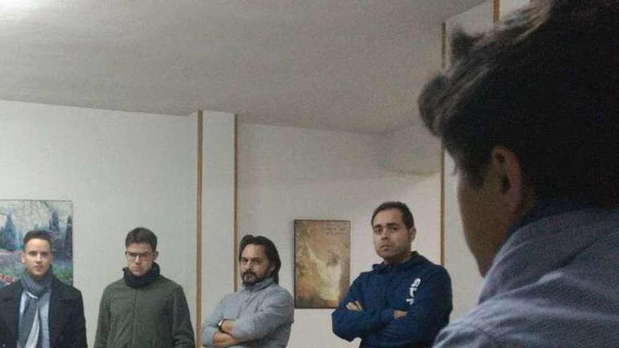 Integrantes de &quot;Los Pobladores&quot; en su ensayo.