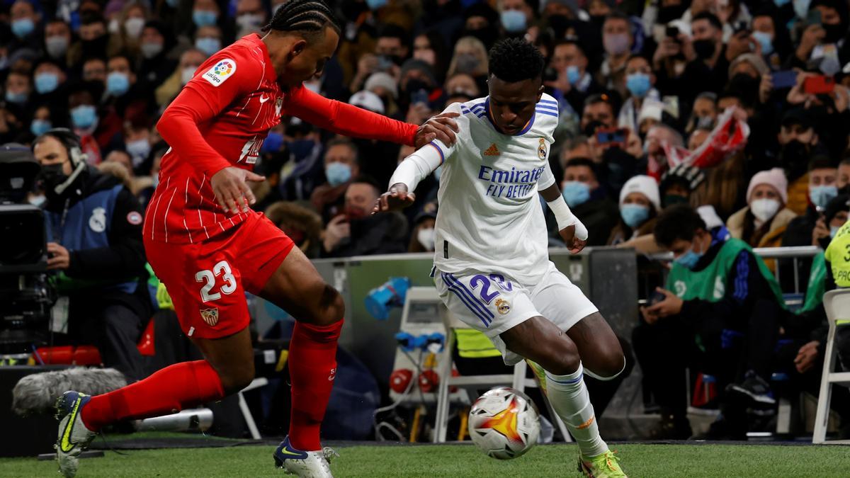Kounde y Vinicius, durante un partido entre el Sevilla y el Real Madrid