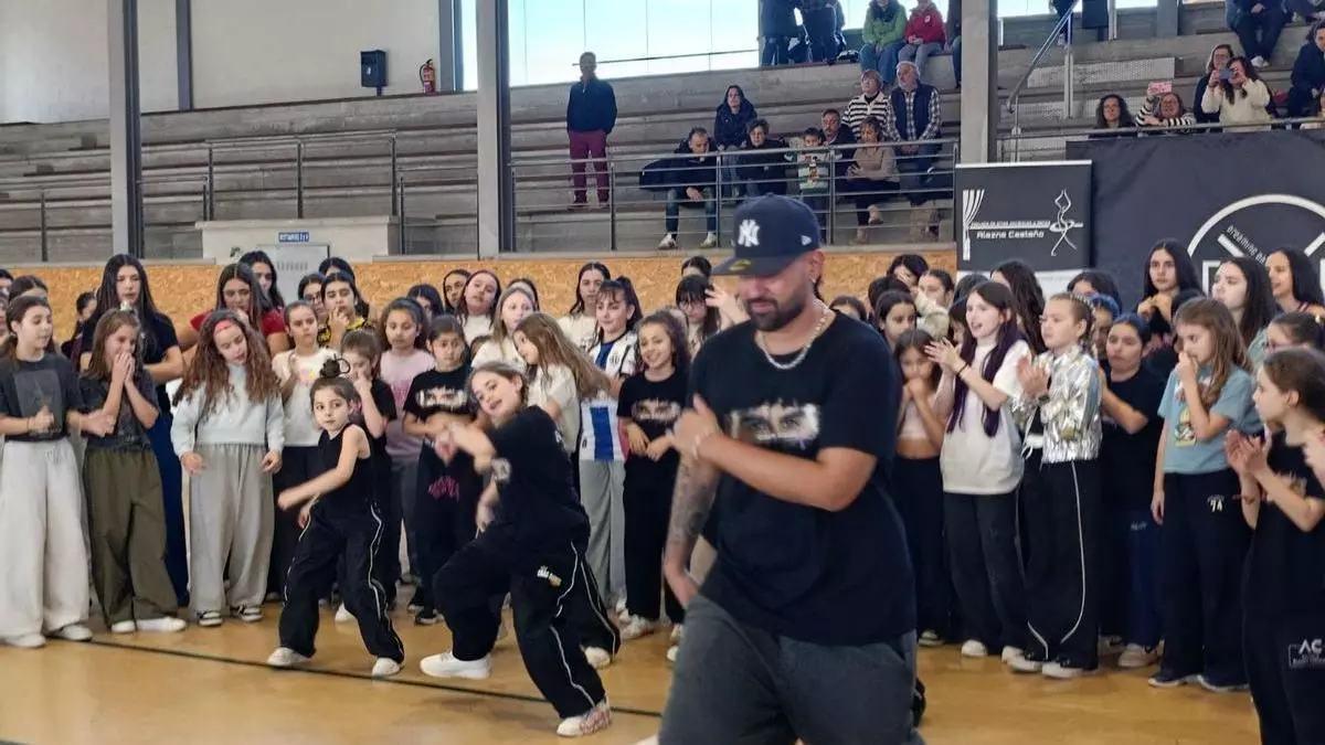 El famoso bailarín y coreógrafo uruguayo Emir Abdul da una clase de baile en El Berrón: "En Asturias hay jóvenes con mucho talento"