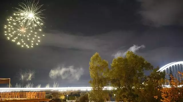 VIDEO | Una colección de fuegos artificiales tiñe de color el cielo de Mérida por Santa Eulalia