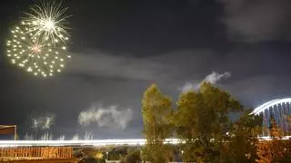 Una colección de fuegos artificiales tiñe de color el cielo de Mérida por Santa Eulalia
