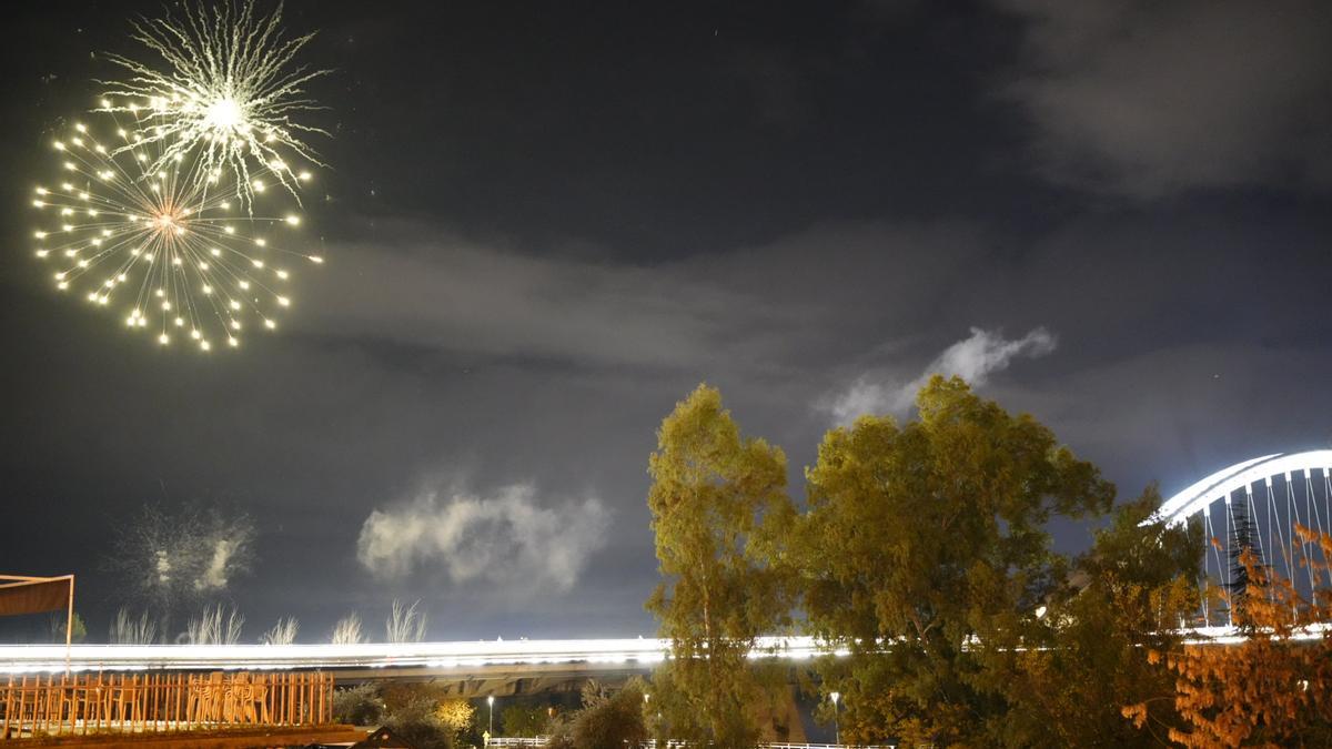 VIDEO | Una colección de fuegos artificiales tiñe de color el cielo de Mérida por Santa Eulalia