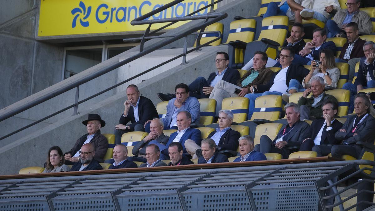 El palco del Estadio de Gran Canaria, con Luis Helguera el primero por la izquierda de la tercera fila