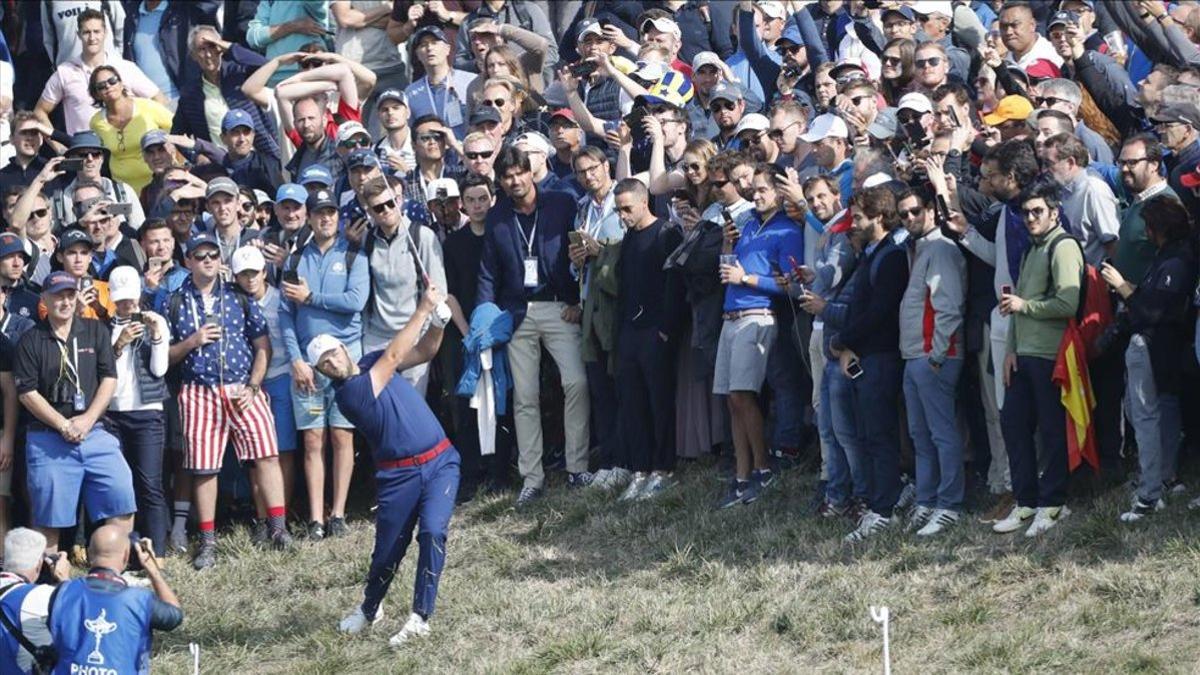 Rahm arrastró masas en su duelo ante Tiger Woods en París