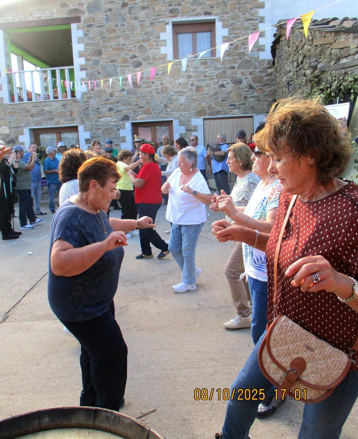 Mujeres bailando en la Fiesta de la Vendimia de Figueruela de Abajo.