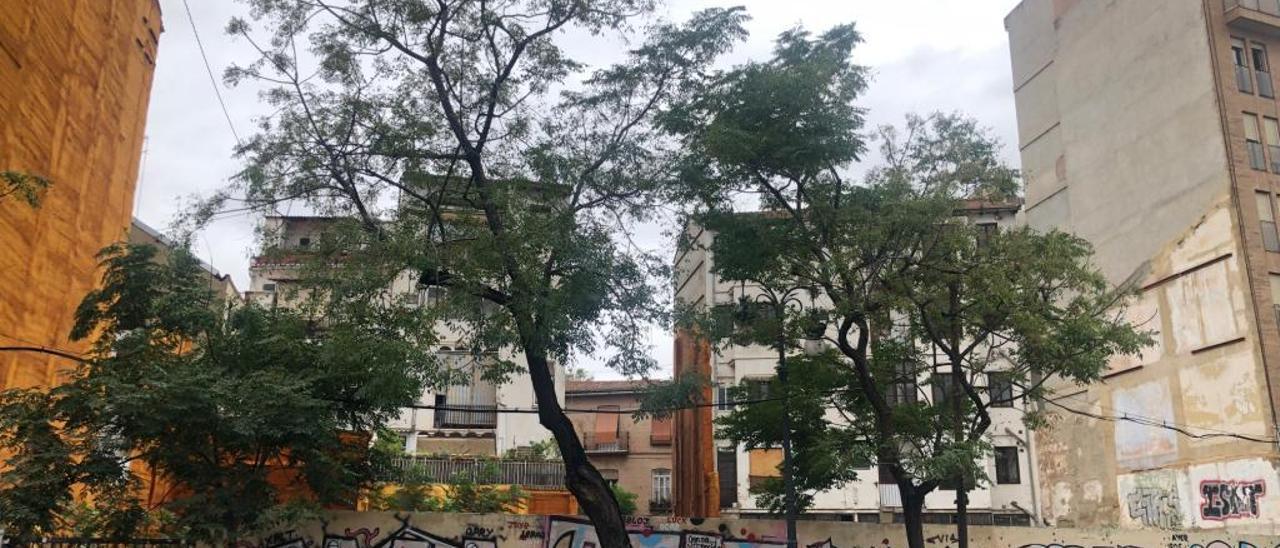 Vista del solar de Guillem de Castro en el que se quiere construir una residencia de estudiantes.