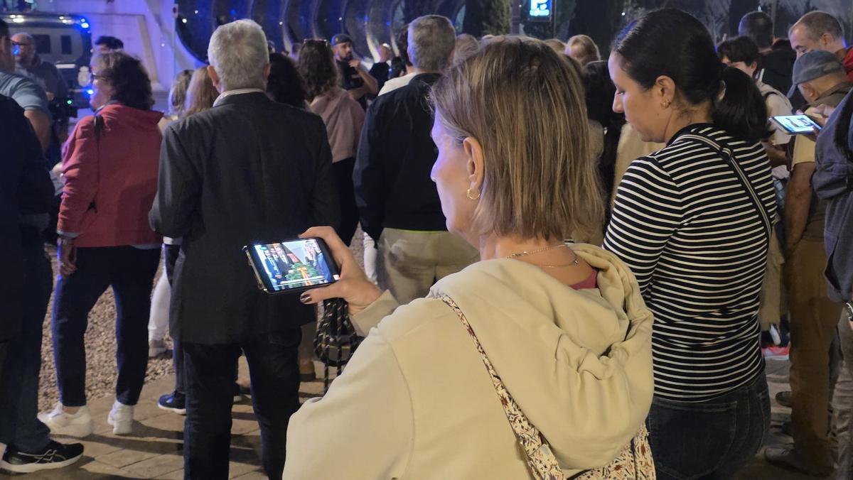 Siguiendo el funeral por el teléfono