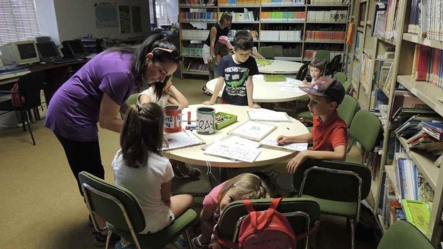 Un grupo de niños de Santibáñez participan ayer en la biblioteca en el programa Verano divertido.