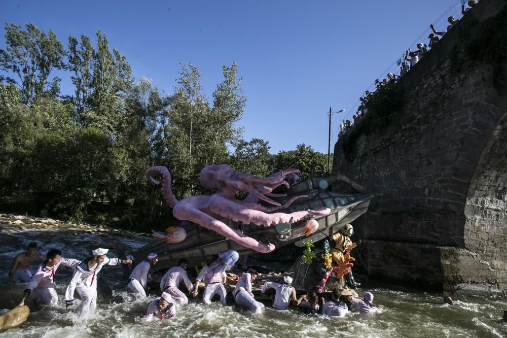 Descenso Folklórico del Nalón 2019: 40 carrozas y más de 4.000 personas