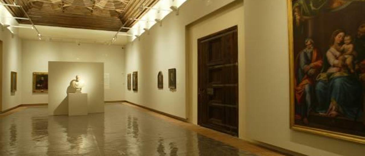 Una de las salas del Castell que tiene ricos pavimentos, durante una exposición.