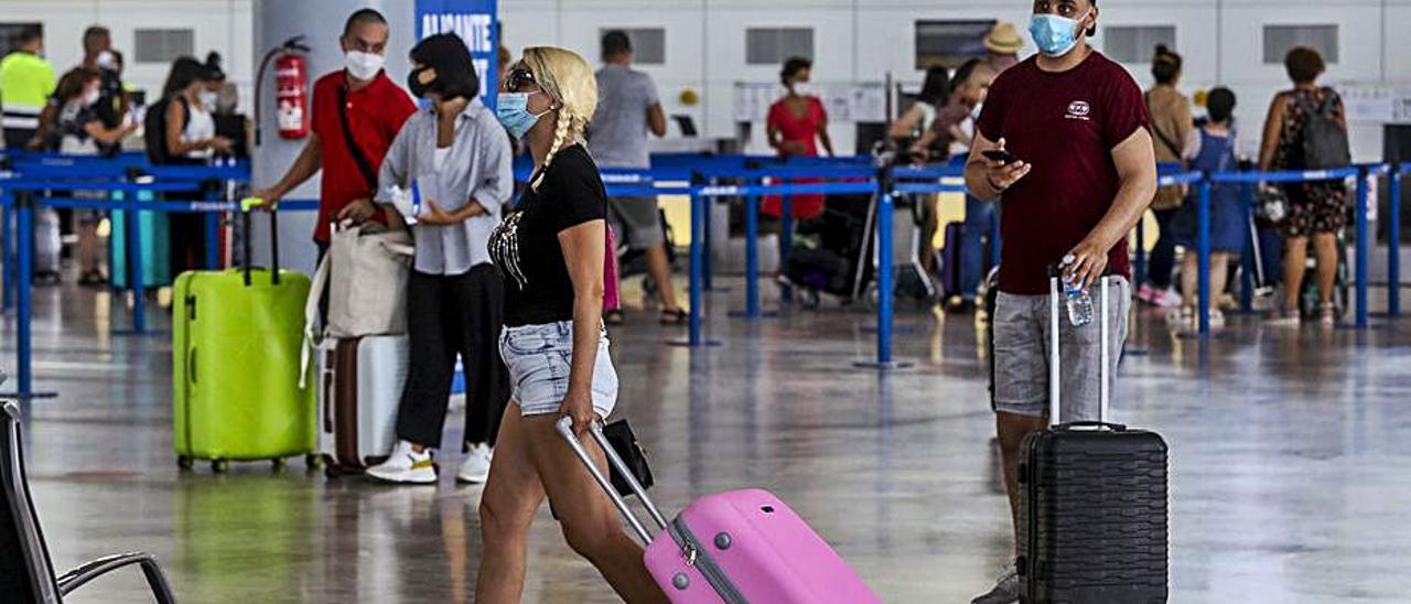 Turistas en el aeropuerto de Alicante, este verano. | ANTONIO AMORÓS