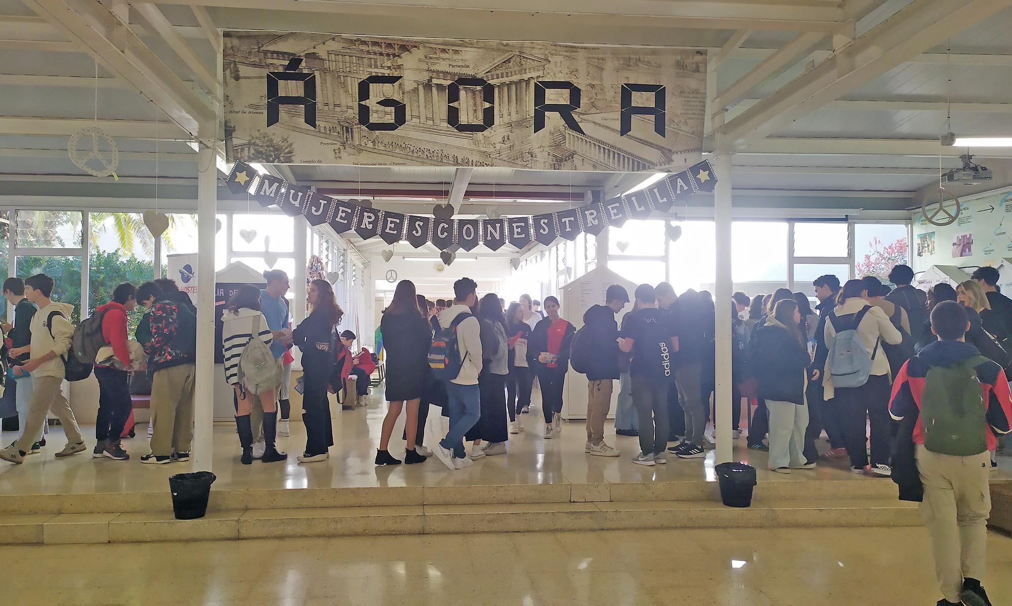 Los institutos vigueses Rosais 2 y República Oriental do Uruguay celebraron ayer la primera edición de la Feira Universidades. En la jornada estuvieron presentes distintas instituciones académicas como el centro superior de hostelería de Galicia, las universidades de Navarra, Nebrija, Vigo, Santiago y la Europea de Madrid.