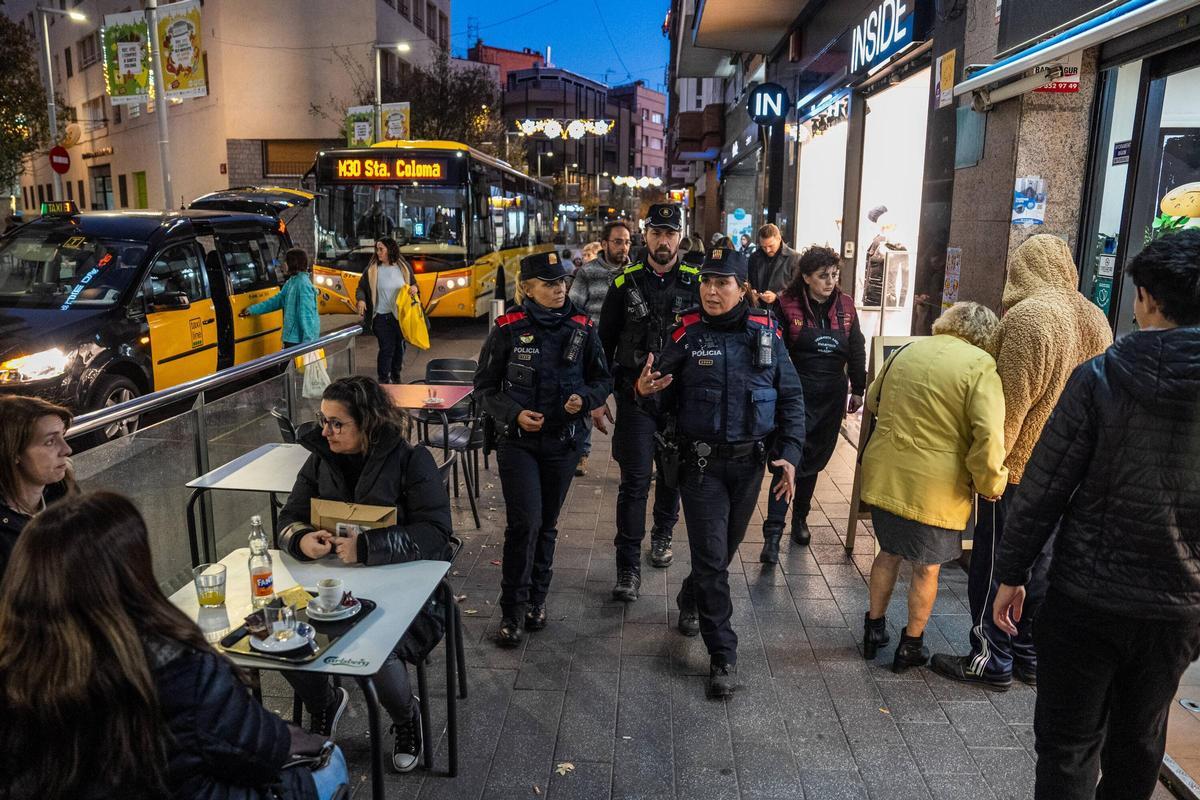 Patrullaje conjunto entre la Policía Local de Santa Coloma de Gramenet y el grupo de proximidad de los Mossos d'Esquadra