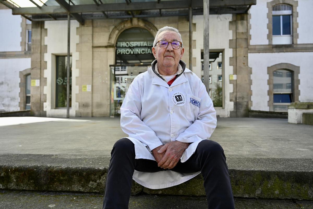 Manuel Martínez Pérez, ante el Hospital Provincial de Pontevedra.