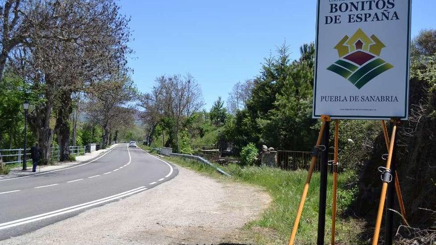 Señal en el puente del río Castro.